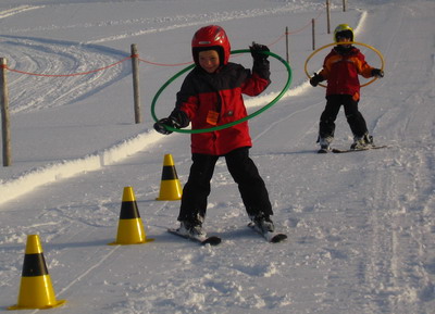 Datei:Skischule uebung mit reifen.jpg