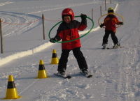 Skischulübung mit Reifen