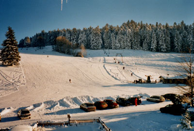 Datei:Skilift1 piste und tal und parkplatz.jpg