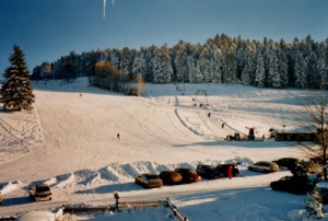 Skilift1 piste und tal und parkplatz.jpg